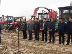 农机当家打造产业扶贫新亮点——泾川县召开玉米生产全程机械化收获现场演示会
