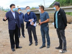 乌翠区区委副书记、区长刘海反省危桥改造进度和防汛任务及旅游业停工复产