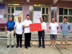 鹤壁市畜牧中心主任王应武到杨庄村视察灾情并积极捐款