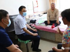 乌翠区区委副书记、区长刘海“七一”走访慰劳贫穷老党员