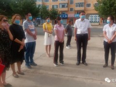 乌翠区区委副书记、区长刘海爱心送考