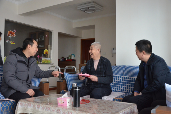 慰问离退休党员干部丁辛卯