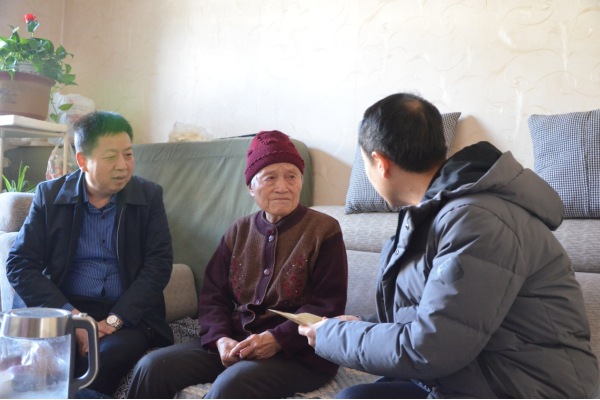 慰问退休职工崔志军