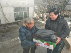 鹤壁市动监所——爱心赠衣物  情暖贫穷户