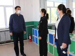乌翠区区委副书记、区长刘海反省乌翠区中学开学前预备状况