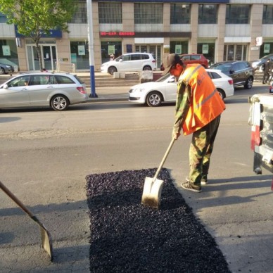 浙江温州沥青冷补料雨雪天气不影响修补进度