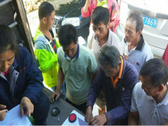 不忘初心，牢记使命，在市农业农村局支持下，为农户发放劣种，助农展开冬种瓜菜，助力脱贫攻坚