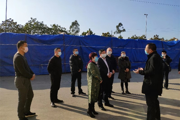 杨育智(中)深入钟山温氏畜禽有限公司调研场景。.jpg 杨育智(中)深入钟山温氏畜禽有限公司调研场景。.jpg