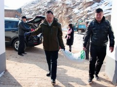 延安：春节慰劳贫穷户  深情关怀暖人心