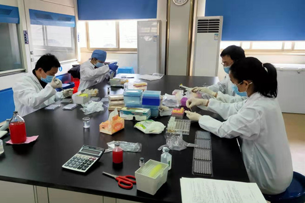 党员干部开展禽流感病原学和血清学抗体检测工作。.jpg 党员干部开展禽流感病原学和血清学抗体检测工作。.jpg