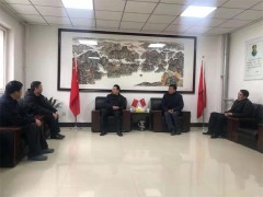 何东慰问平凉市农科院科技专家