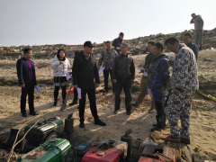 东湖区农业农村局执法人员结合多部门在赣江水域展开打击合法电捕鱼专项整治举动