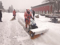 瑞雪飘寒潮至清路雪保安全