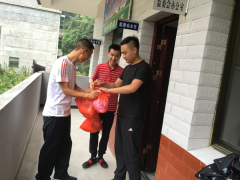 大队工会送清凉     扶贫干部志更强