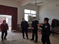 富平：县畜牧展开中心主任郭建航一行督战两门村脱贫攻坚义务