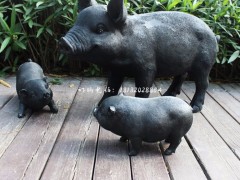 玻璃钢黑猪雕塑，仿真动物雕塑