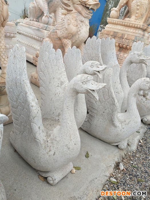 石雕仙鹤喷水鸭子黄锈石鸭子喷水天鹅石头水鸭子吐水天鹅水池摆件