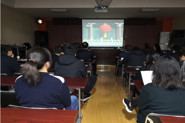 全体党员观看阅兵仪式