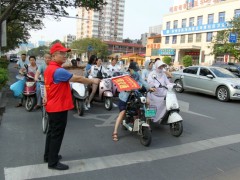 郑州市农委党组书记、主任樊惠林带头到责任路口参加文明志愿服务活动